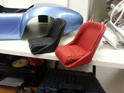 QUARTERSCALE  SEAT BLACK AND RED LEATHER.jpg